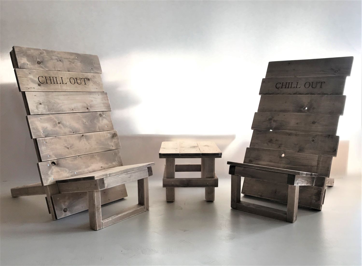 Ben-Set1 Stuhl-Set mit Tisch Vintage gebeizt und in Handarbeit hergestellt.